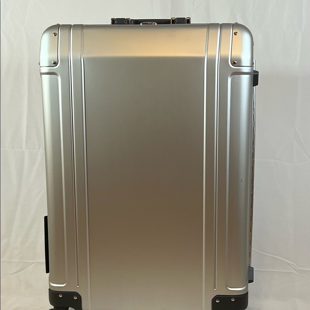 Zero Halliburton Matte Silver Aluminium Suitcase 26” NWT $1743